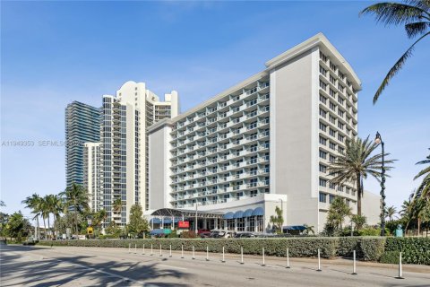 Купить кондоминиум в Санни-Айлс-Бич, Флорида 33.44м2, № 2005150 - фото 13