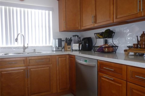 Condo in Sunrise, Florida, 2 bedrooms  № 2075151 - photo 11