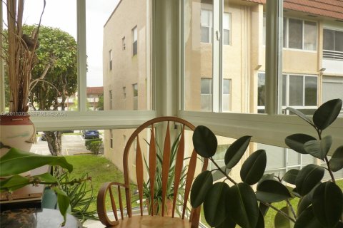 Condo in Sunrise, Florida, 2 bedrooms  № 2075151 - photo 23