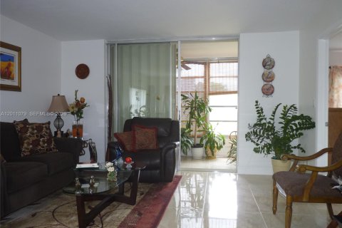 Condo in Sunrise, Florida, 2 bedrooms  № 2075151 - photo 17