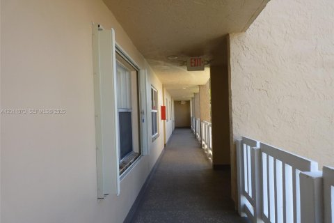Condo in Sunrise, Florida, 2 bedrooms  № 2075151 - photo 27