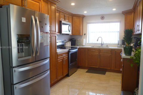 Condo in Sunrise, Florida, 2 bedrooms  № 2075151 - photo 12