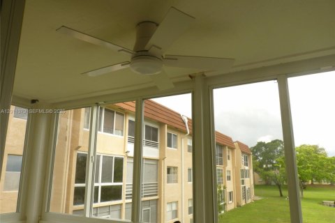 Condo in Sunrise, Florida, 2 bedrooms  № 2075151 - photo 25