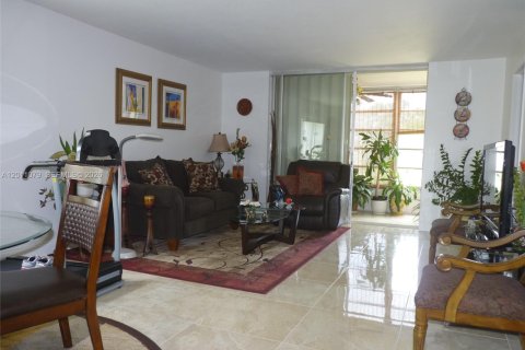 Condo in Sunrise, Florida, 2 bedrooms  № 2075151 - photo 15