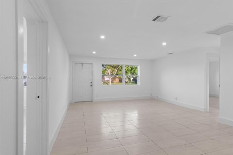 Casa en alquiler en Fort Lauderdale, Florida, 3 dormitorios, 119.1 m2 № 2072407 - foto 3