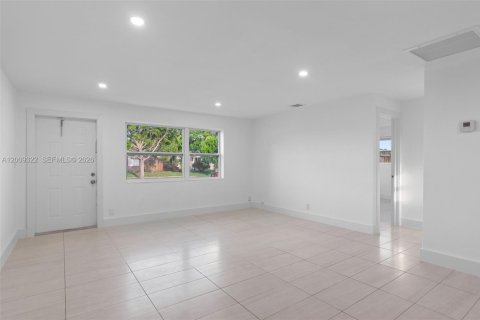 Casa en alquiler en Fort Lauderdale, Florida, 3 dormitorios, 119.1 m2 № 2072407 - foto 2