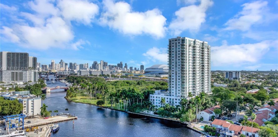 Condo in Miami, Florida, 2 bedrooms № 1700114