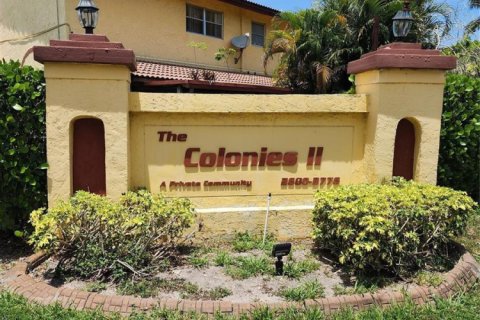 Townhouse in Lauderdale Lakes, Florida 3 bedrooms, 152.82 sq.m. № 2146756