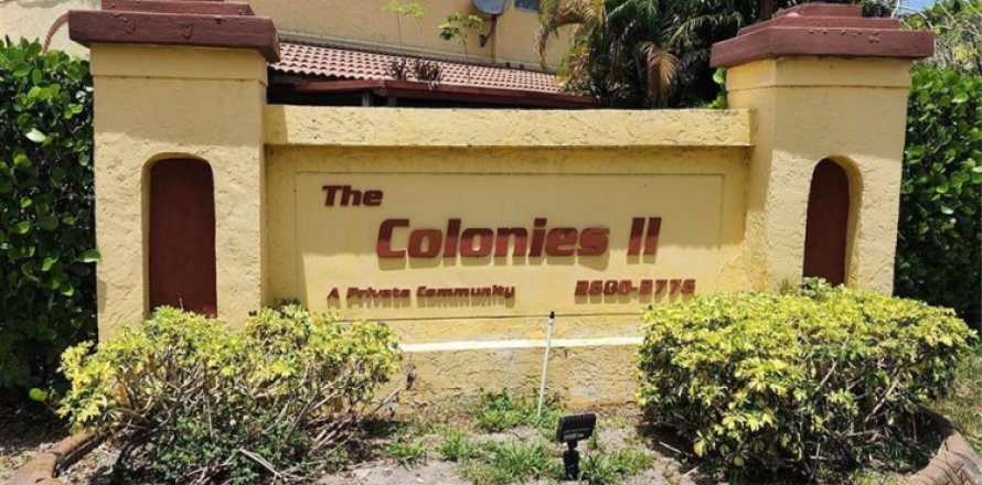 Townhouse in Lauderdale Lakes, Florida 3 bedrooms, 152.82 sq.m. № 2146756