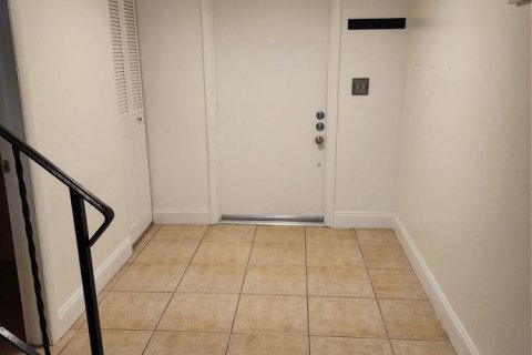 Townhouse in Lauderdale Lakes, Florida 3 bedrooms, 152.82 sq.m. № 2146756 - photo 6
