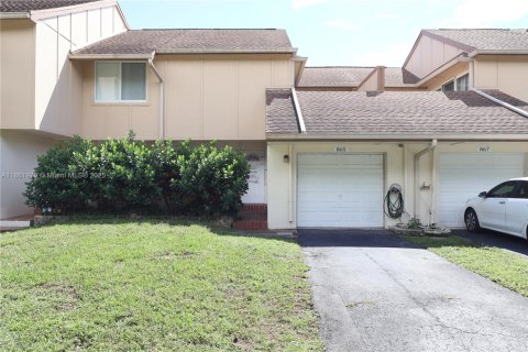 Townhouse in Plantation, Florida 2 bedrooms, 151.43 sq.m. № 2047293