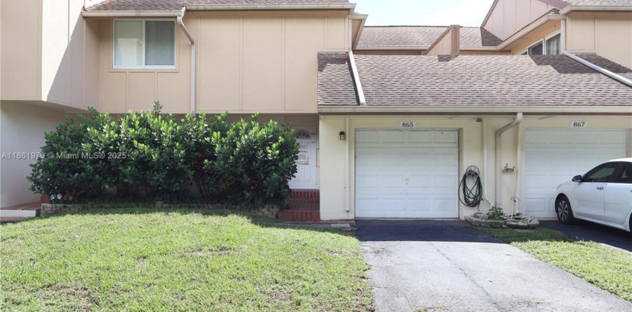 Townhouse in Plantation, Florida 2 bedrooms, 151.43 sq.m. № 2047293