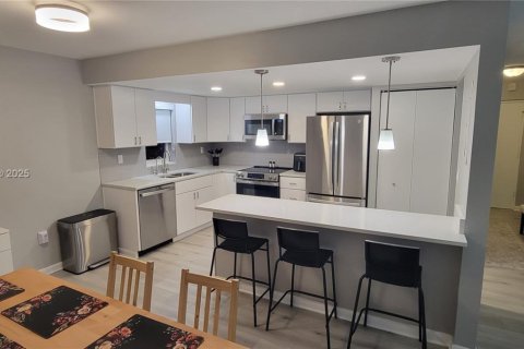 Copropriété à louer à Miami Beach, Floride: 2 chambres, 99.41 m2 № 1975939 - photo 3