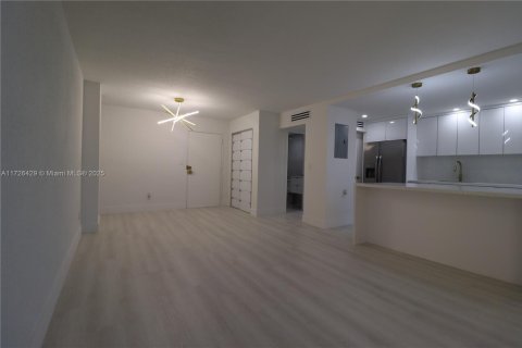 Condominio en alquiler en Sunny Isles Beach, Florida, 1 dormitorio, 67.35 m2 № 1938208 - foto 3