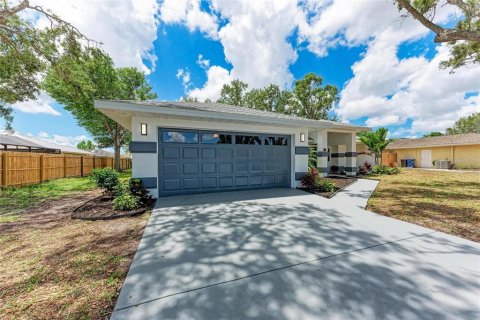 House in Bradenton, Florida 3 bedrooms, 199.74 sq.m. № 1689886 - photo 3