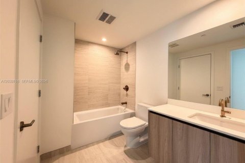 Condominio en alquiler en Miami, Florida, 2 dormitorios № 2085898 - foto 15