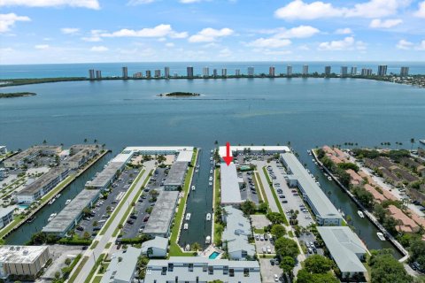 Condo in North Palm Beach, Florida, 2 bedrooms № 2241007 - photo 27