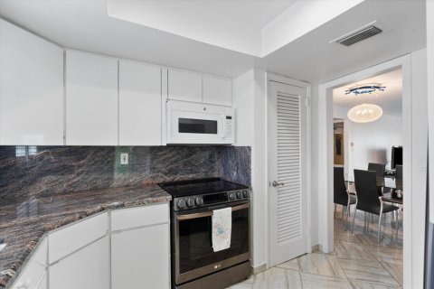 Condo in North Palm Beach, Florida, 2 bedrooms № 2241007 - photo 10