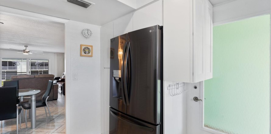 Condo in North Palm Beach, Florida, 2 bedrooms № 2241007