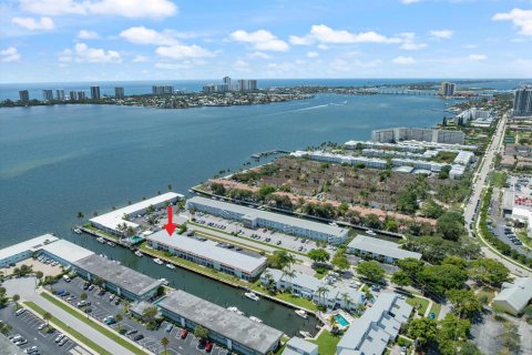 Condo in North Palm Beach, Florida, 2 bedrooms № 2241007 - photo 29