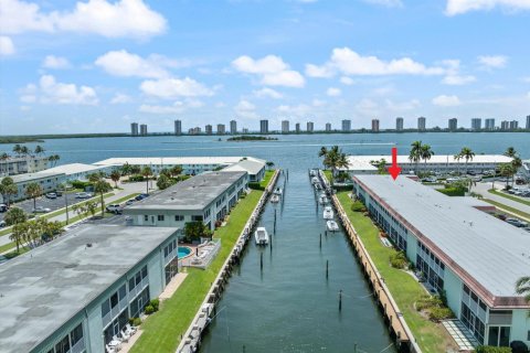 Condo in North Palm Beach, Florida, 2 bedrooms № 2241007 - photo 24