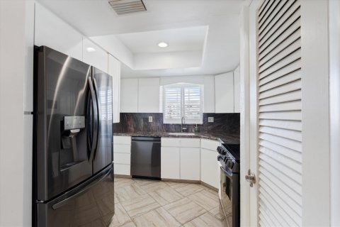Condo in North Palm Beach, Florida, 2 bedrooms № 2241007 - photo 9