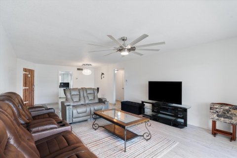 Condo in North Palm Beach, Florida, 2 bedrooms № 2241007 - photo 6