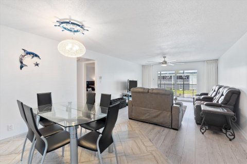 Condo in North Palm Beach, Florida, 2 bedrooms № 2241007 - photo 2