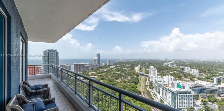 Кондоминиум с 2 спальнями в Майами, Флорида № 1956365