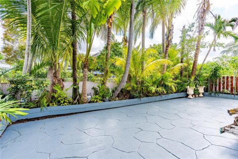 House in Miami, Florida 4 bedrooms, 223.71 sq.m. № 2021767 - photo 20