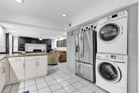 House in Miami, Florida 4 bedrooms, 223.71 sq.m. № 2021767 - photo 26