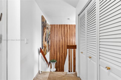 House in Miami, Florida 4 bedrooms, 223.71 sq.m. № 2021767 - photo 19