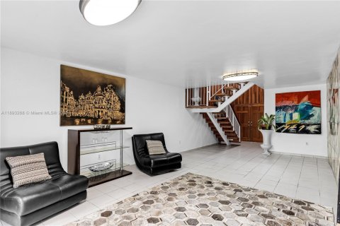 House in Miami, Florida 4 bedrooms, 223.71 sq.m. № 2021767 - photo 13