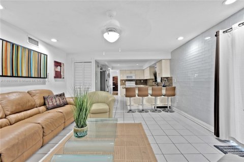 House in Miami, Florida 4 bedrooms, 223.71 sq.m. № 2021767 - photo 6