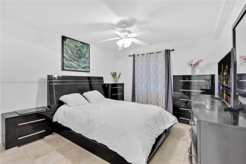 House in Miami, Florida 4 bedrooms, 223.71 sq.m. № 2021767 - photo 14