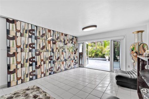 House in Miami, Florida 4 bedrooms, 223.71 sq.m. № 2021767 - photo 12