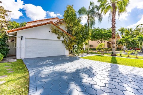 House in Miami, Florida 4 bedrooms, 223.71 sq.m. № 2021767 - photo 2