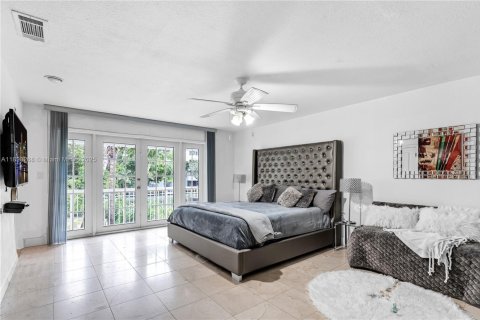 House in Miami, Florida 4 bedrooms, 223.71 sq.m. № 2021767 - photo 11