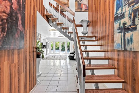 House in Miami, Florida 4 bedrooms, 223.71 sq.m. № 2021767 - photo 18
