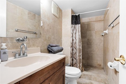 House in Miami, Florida 4 bedrooms, 223.71 sq.m. № 2021767 - photo 22