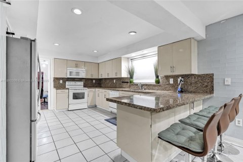 House in Miami, Florida 4 bedrooms, 223.71 sq.m. № 2021767 - photo 8