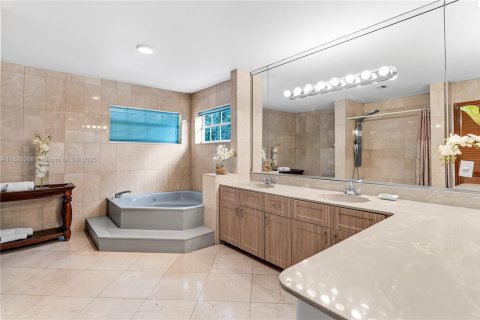 House in Miami, Florida 4 bedrooms, 223.71 sq.m. № 2021767 - photo 9