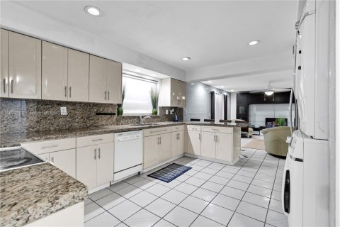 House in Miami, Florida 4 bedrooms, 223.71 sq.m. № 2021767 - photo 7