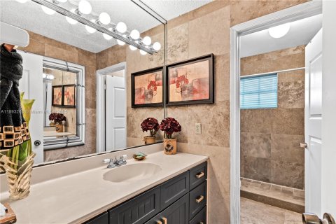 House in Miami, Florida 4 bedrooms, 223.71 sq.m. № 2021767 - photo 16