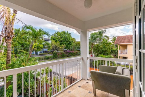 House in Miami, Florida 4 bedrooms, 223.71 sq.m. № 2021767 - photo 23