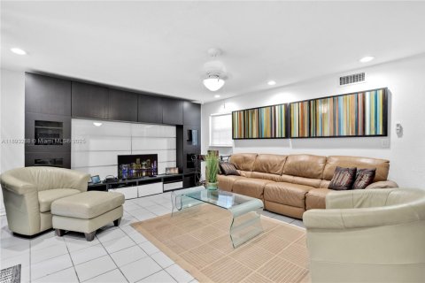 House in Miami, Florida 4 bedrooms, 223.71 sq.m. № 2021767 - photo 5