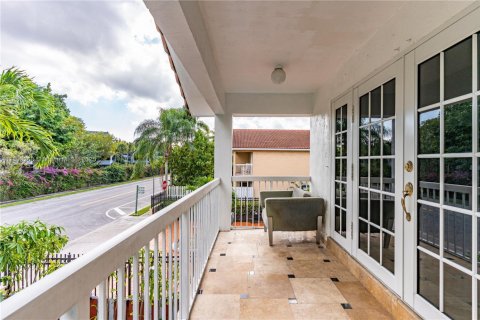 House in Miami, Florida 4 bedrooms, 223.71 sq.m. № 2021767 - photo 24