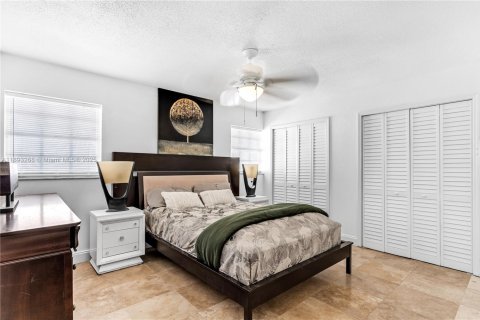 House in Miami, Florida 4 bedrooms, 223.71 sq.m. № 2021767 - photo 21