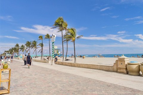 Condo in Hollywood, Florida, 1 bedroom  № 1702593 - photo 29
