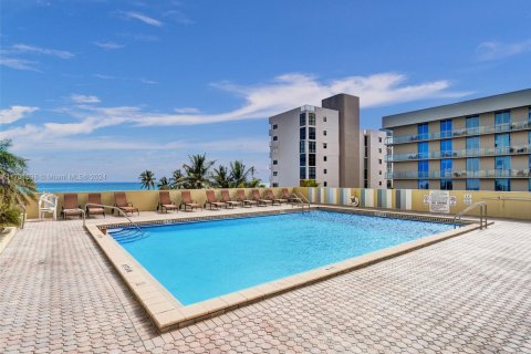 Condo in Hollywood, Florida, 1 bedroom  № 1702593 - photo 22